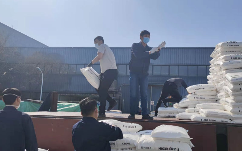 為落實(shí)封閉式管理，謝絕了外包裝卸隊(duì)入場，3月14日青島中新華美總經(jīng)理助理韓學(xué)林、張彩城親自帶領(lǐng)同事裝卸物料200余噸
